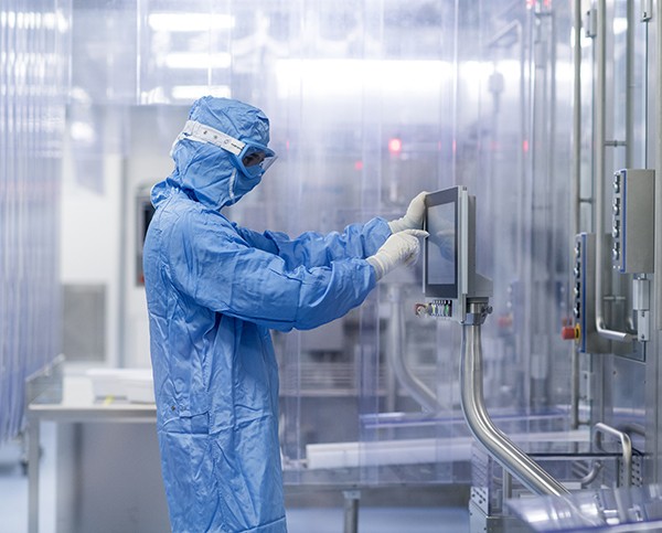 Wissenschaftlerin in einem Labor